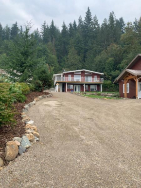 Shuswap, Sun Filled, Pet Friendly, Beach House & Cottage